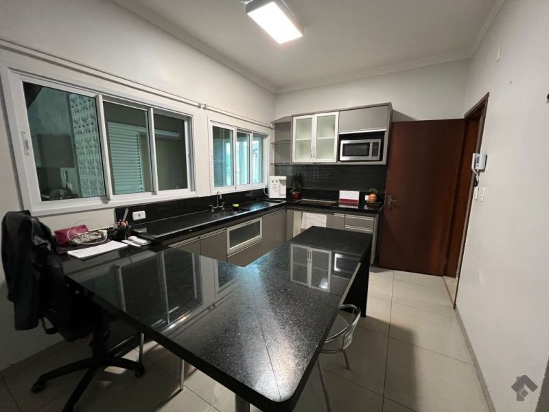 Casa térrea de esquina próximo ao shopping — Campo Grande, Campo Grande MS
