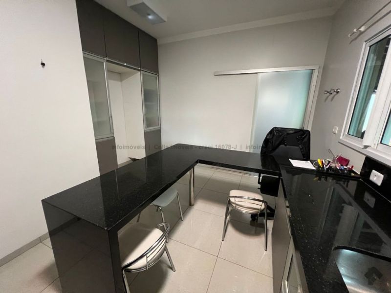 Casa térrea de esquina próximo ao shopping — Campo Grande, Campo Grande MS