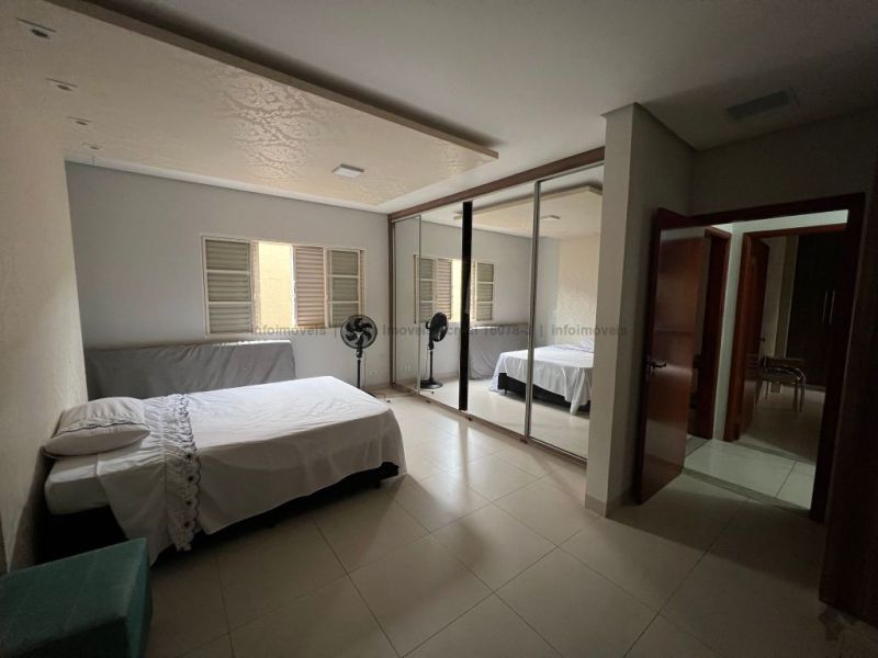 Casa térrea de esquina próximo ao shopping — Campo Grande, Campo Grande MS